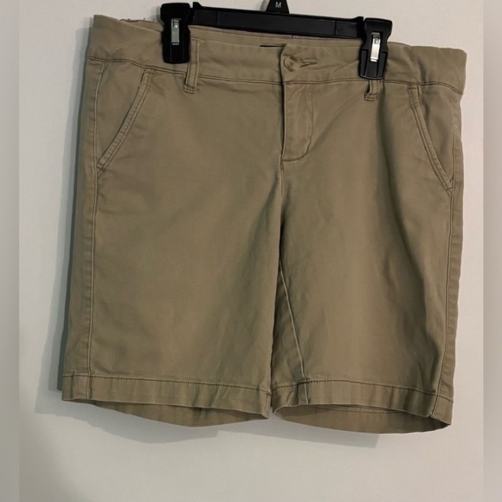 Aeropostale Womens Sz 6 Stretch Khaki Curvy Bermuda Twill Short 8" Inseam